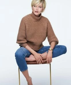 Raquel Welch WOMEN'S WIGS Flirting With Fashion | HF Synthetic Lace Front Wig (Mono Top)